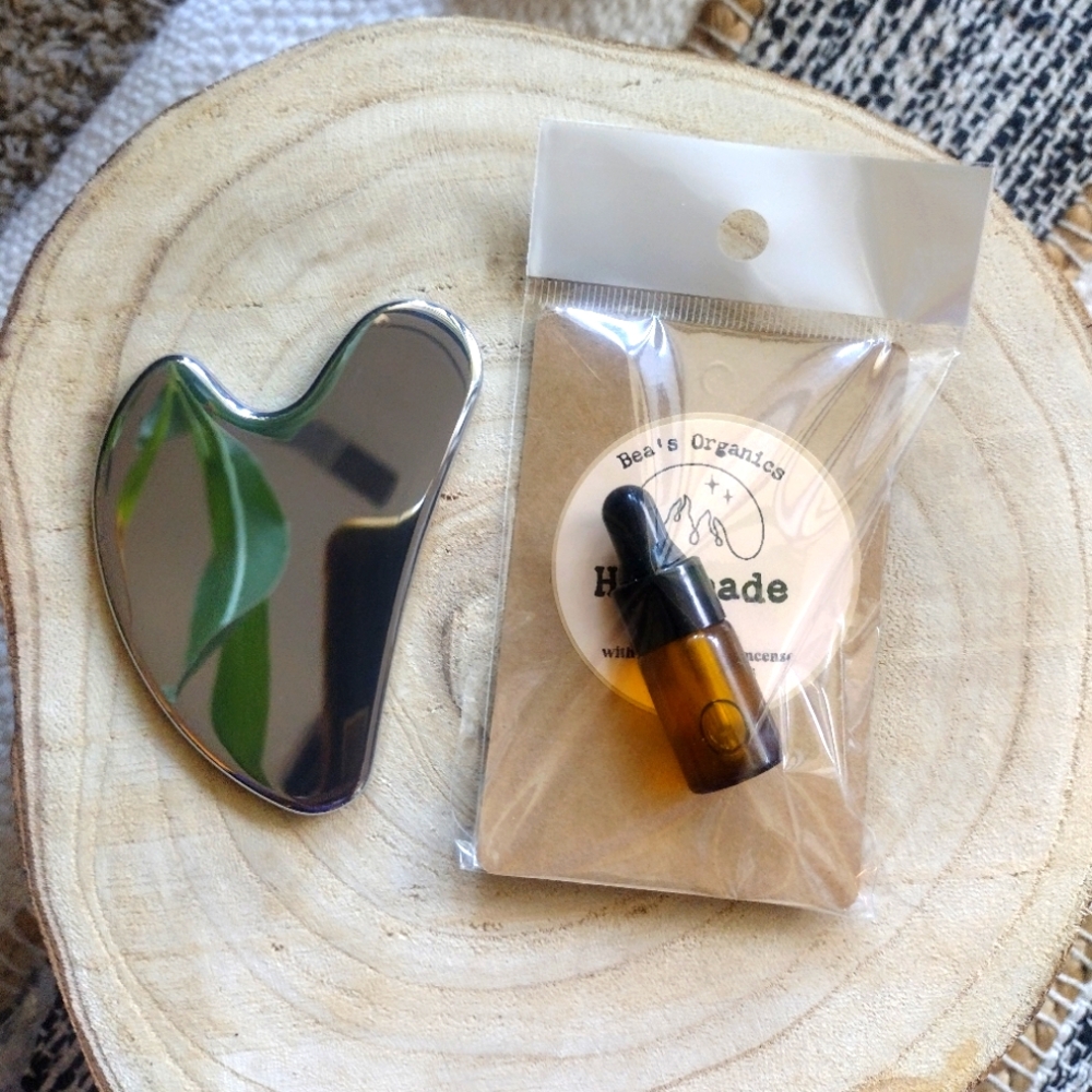 Gua Sha tool and sample of Organic Face serum - Picture 1 of 4